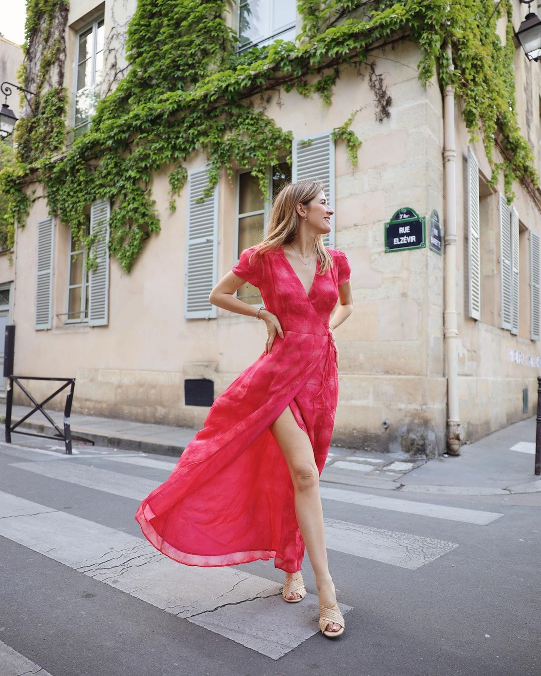 look en robe rouge dans les rues de Paris