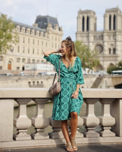 look femme robe verte automne 2022